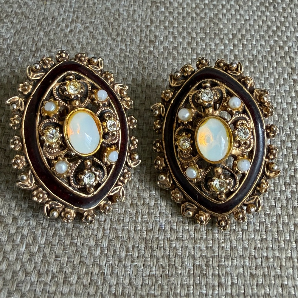 Vintage-Florenza Oval Dark Red Enamel Moonstone Center Rhinestone Clip Earrings